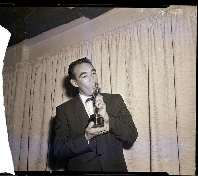 Anthony Quinn kisses his Oscar