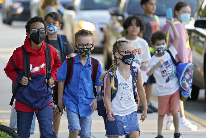 Florida School Board Defies DeSantis, Extends Mask Mandate
for 2 Months 2 Students Wear Masks in Florida