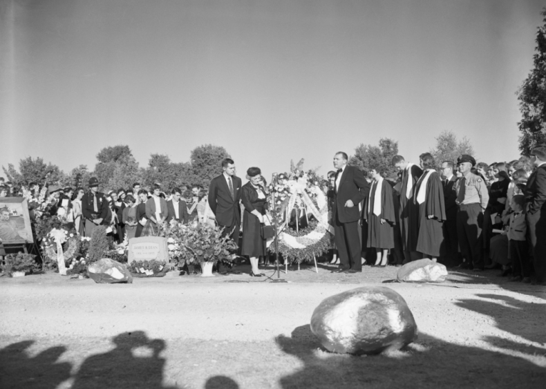 1955: A funeral attended by thousands of people