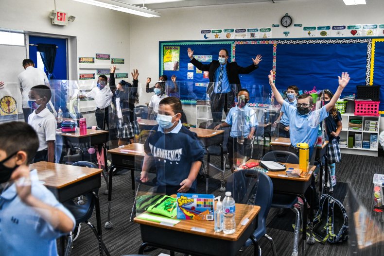 Students wear masks Florida school