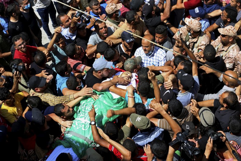 Israeli Military Uses Tear Gas, Live Fire to Disburse
Palestinian Protests Near Border 2 Palestinians Mourn Man Killed During Protests