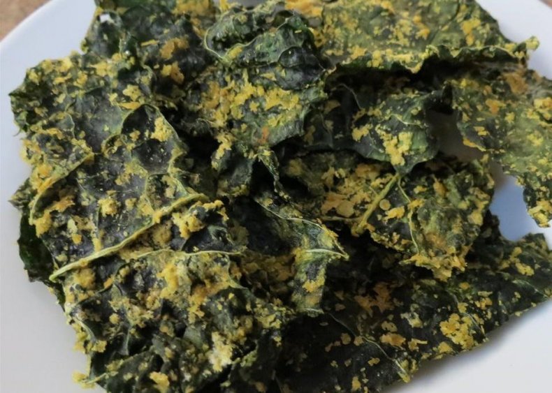 Cheesy kale chips