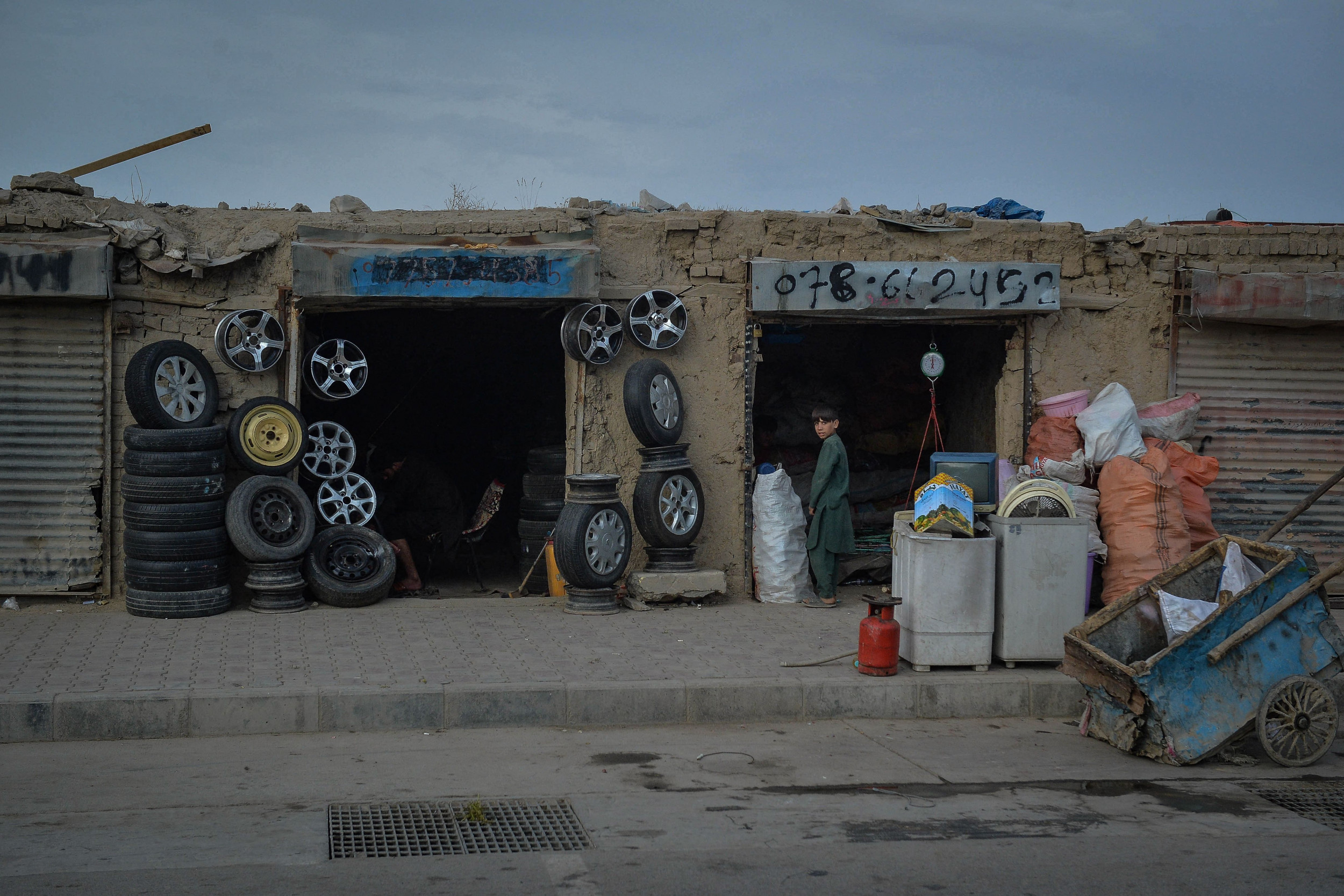 Taliban Limits Afghans to $200 Weekly Bank Withdrawals Amid Economic Uncertainty