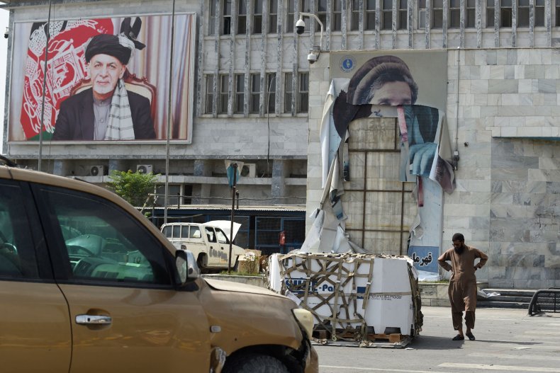 Kabul airport changing poster to Taliban