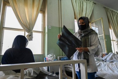 Nurses treat patients at hospital in Kabul Nurses treat patients at hospital in Kabul