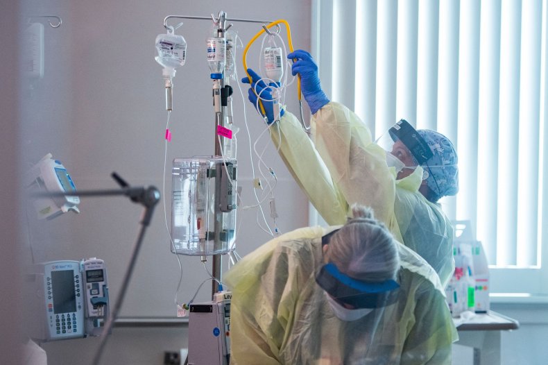 Gli infermieri si prendono cura del paziente Covid-19 in terapia intensiva