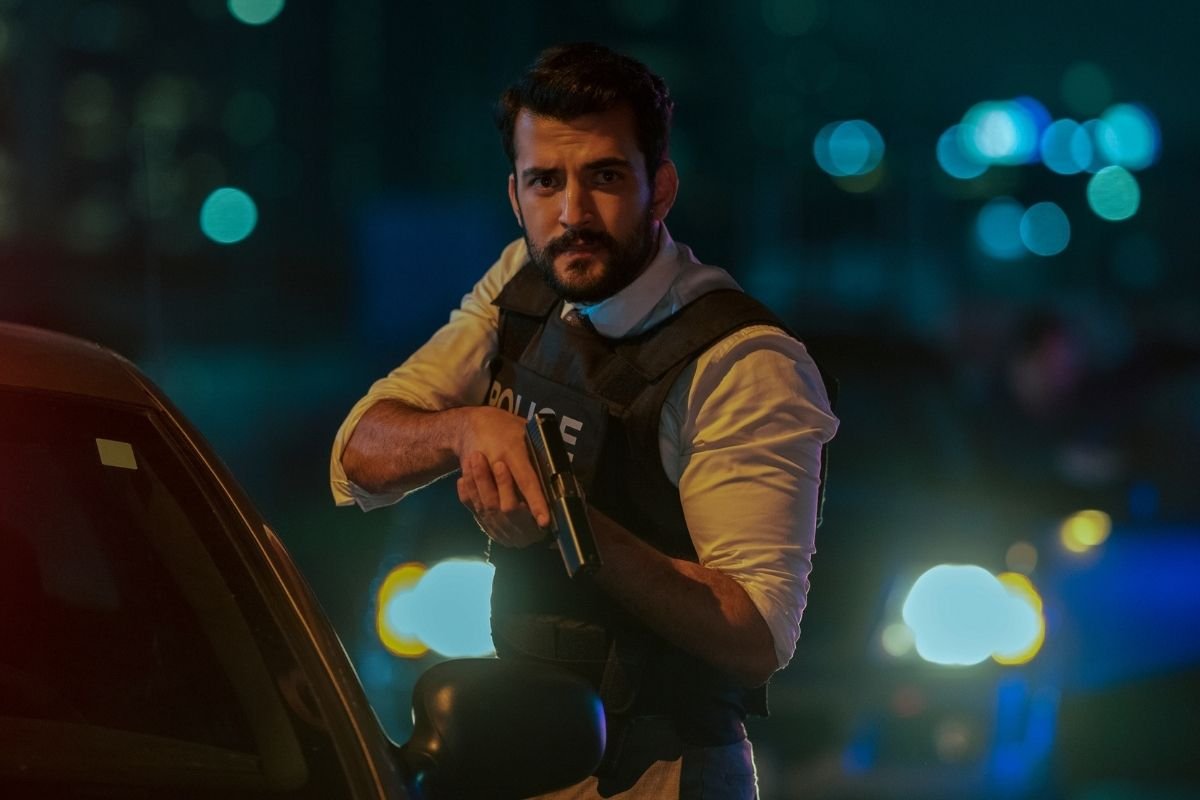 Pheonix Raei Who Plays Detective Roshan Amiri in Netflix's 'Clickbait'? - Newsweek