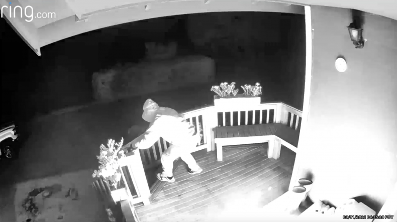 Arson runs away after setting fire