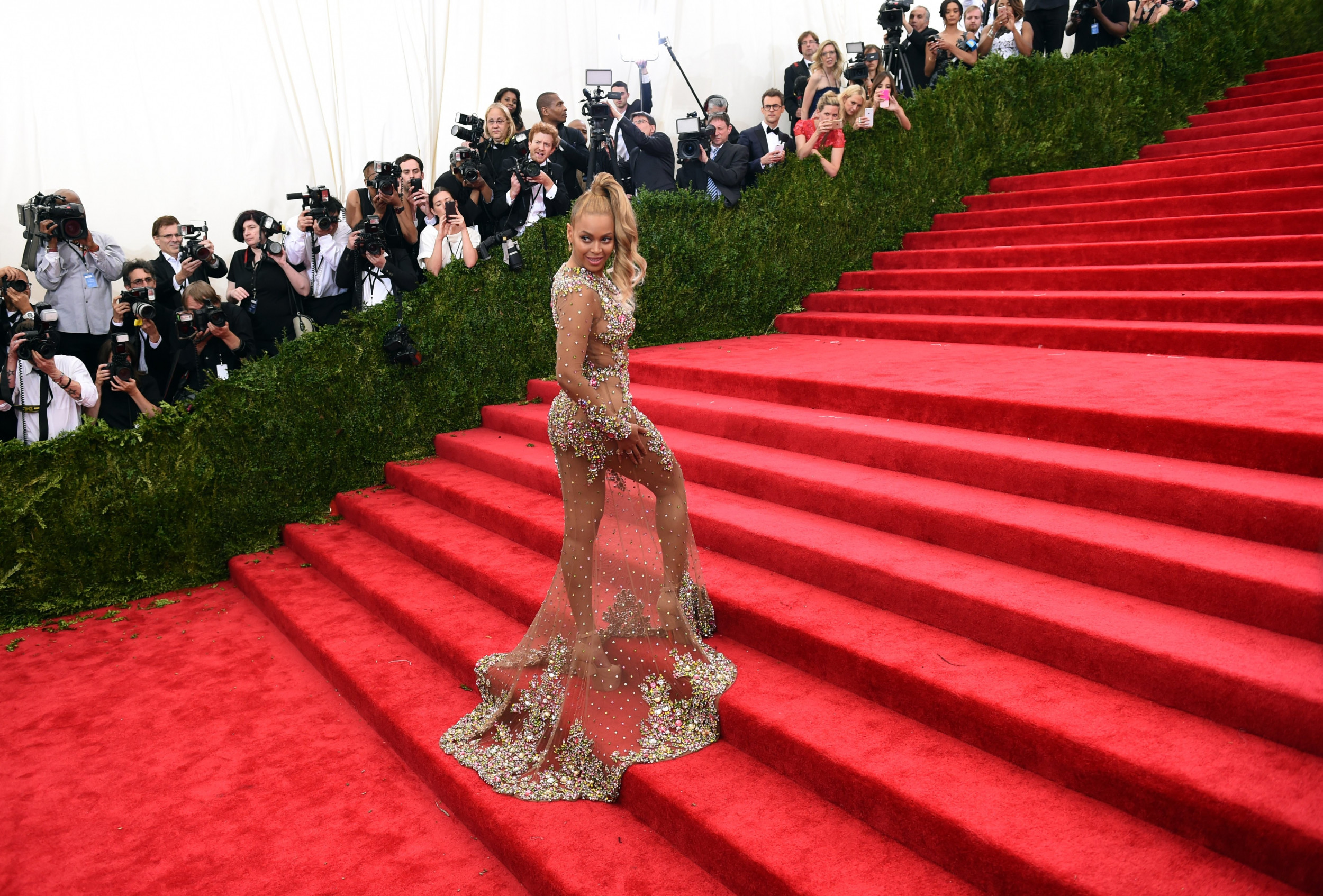 Kim Kardashian's Met Gala 2015 Red-Carpet Dress – The Hollywood Reporter
