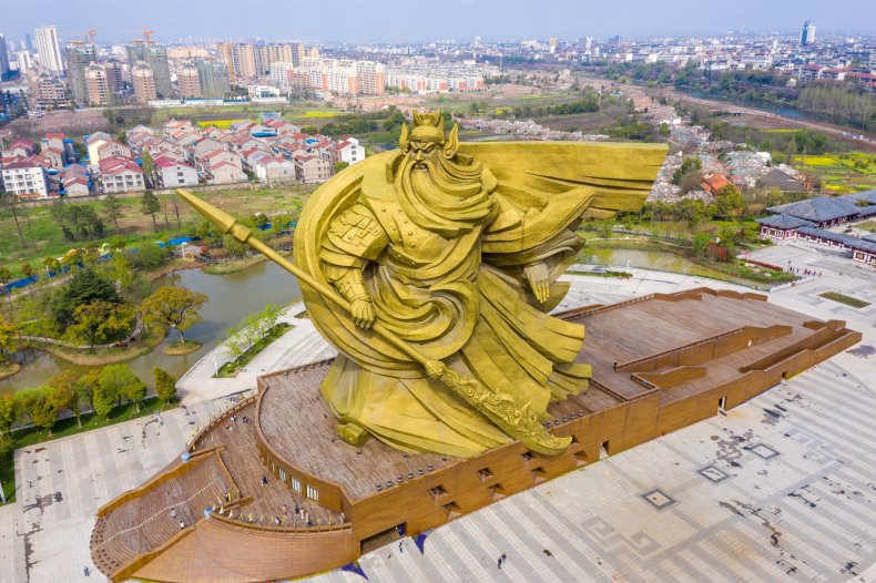 Photo of giant statue of Guan Yu.