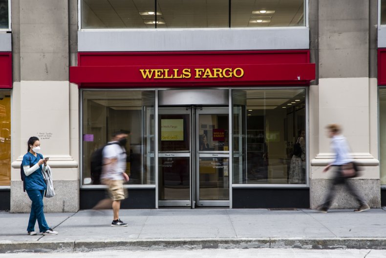 Bank manager attacked over mask dispute