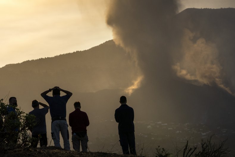 La Palma Volcano Opens New Fissure as Nearly 7,000 Evacuate
to Avoid Lava Flows 2 Evacuations Volcano