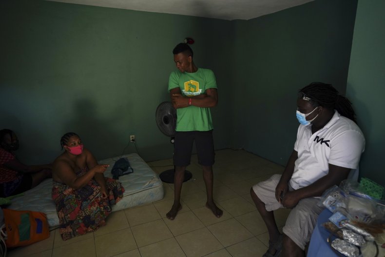 Mexican Families Help Haitian Migrants