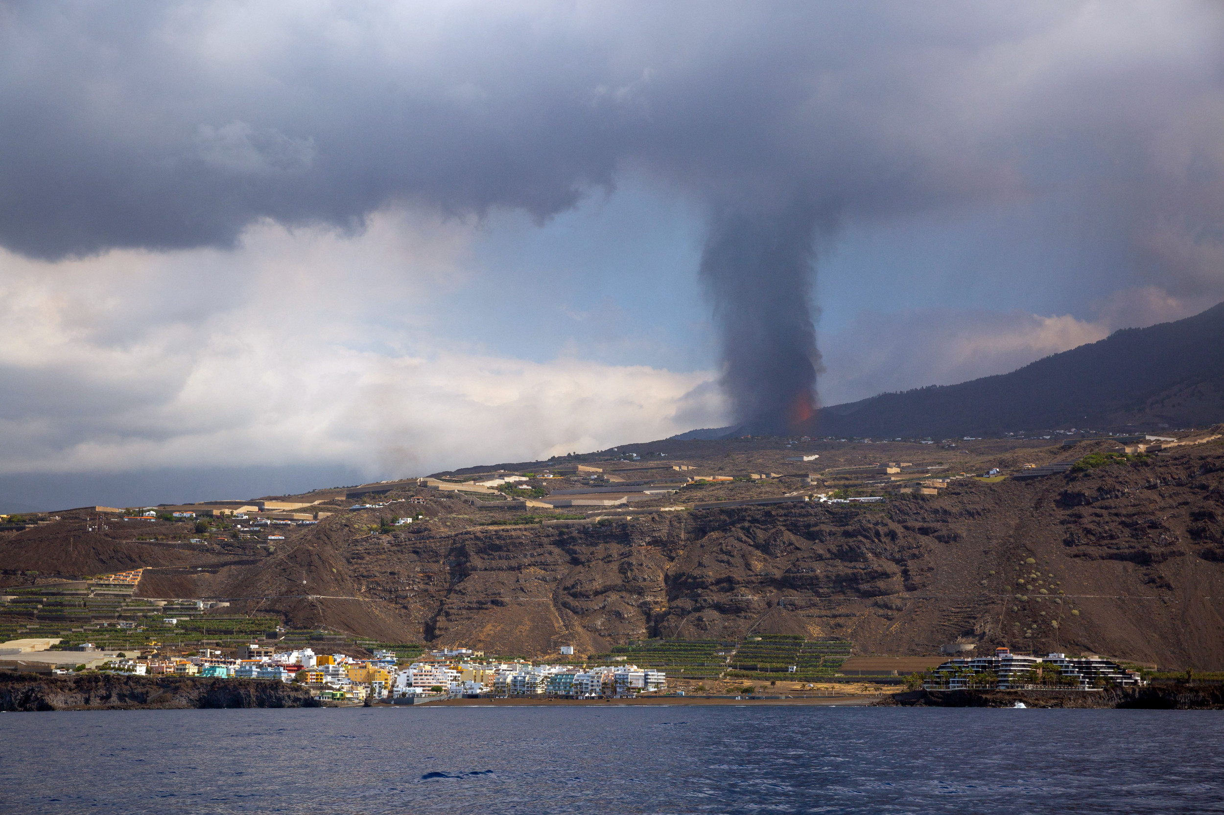 What Happens When Lava Hits The Ocean La Palma Volcanos Flow Heading For Atlantic Newsweek 