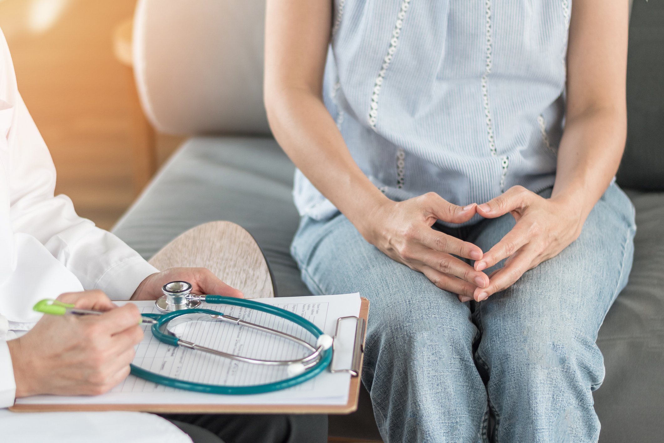 Symptoms of Ovarian Cancer Explained as Woman Diagnosed Thanks to Small Navel Growth