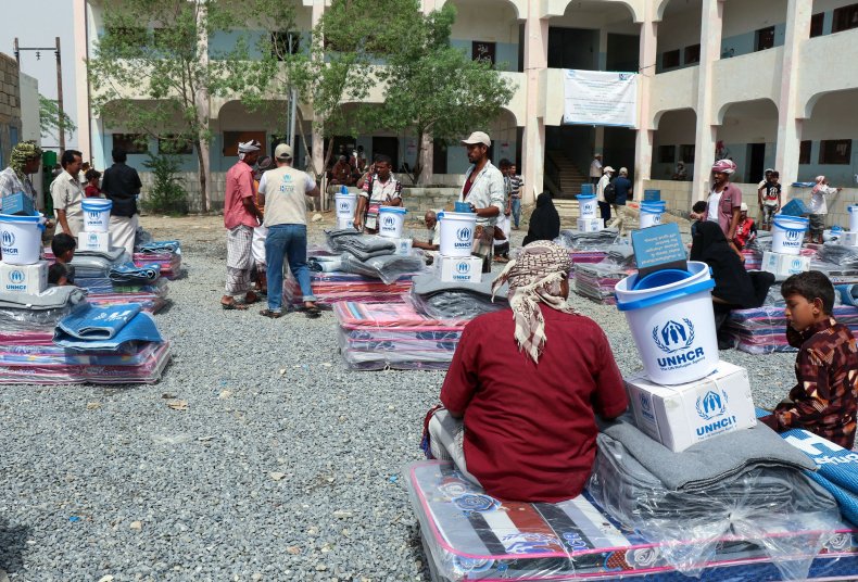 Des Yéménites déplacés reçoivent une aide humanitaire