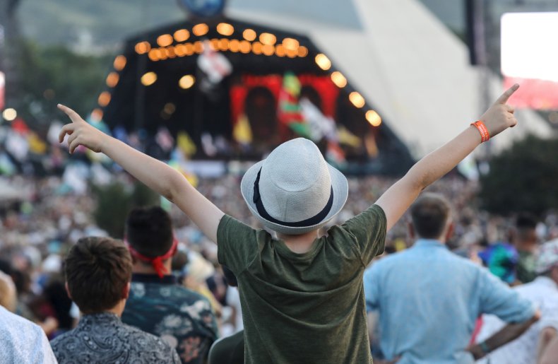glastonbury festival crowd,