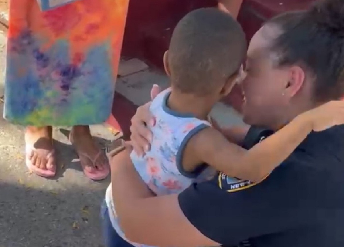 NYPD Cop Fulfills Promise to Crying Boy on Her Flight and Delivers Him a Toy - Vimarsana News