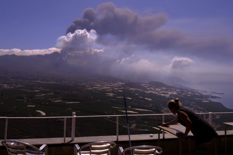 Canary Island welcomes tourists during eruption