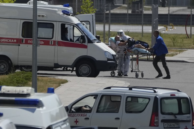 Kremlin Blames COVID Surge on Unvaccinated, Resists Lockdown
as 929 Deaths Reported 2 Russian COVID Outbreak