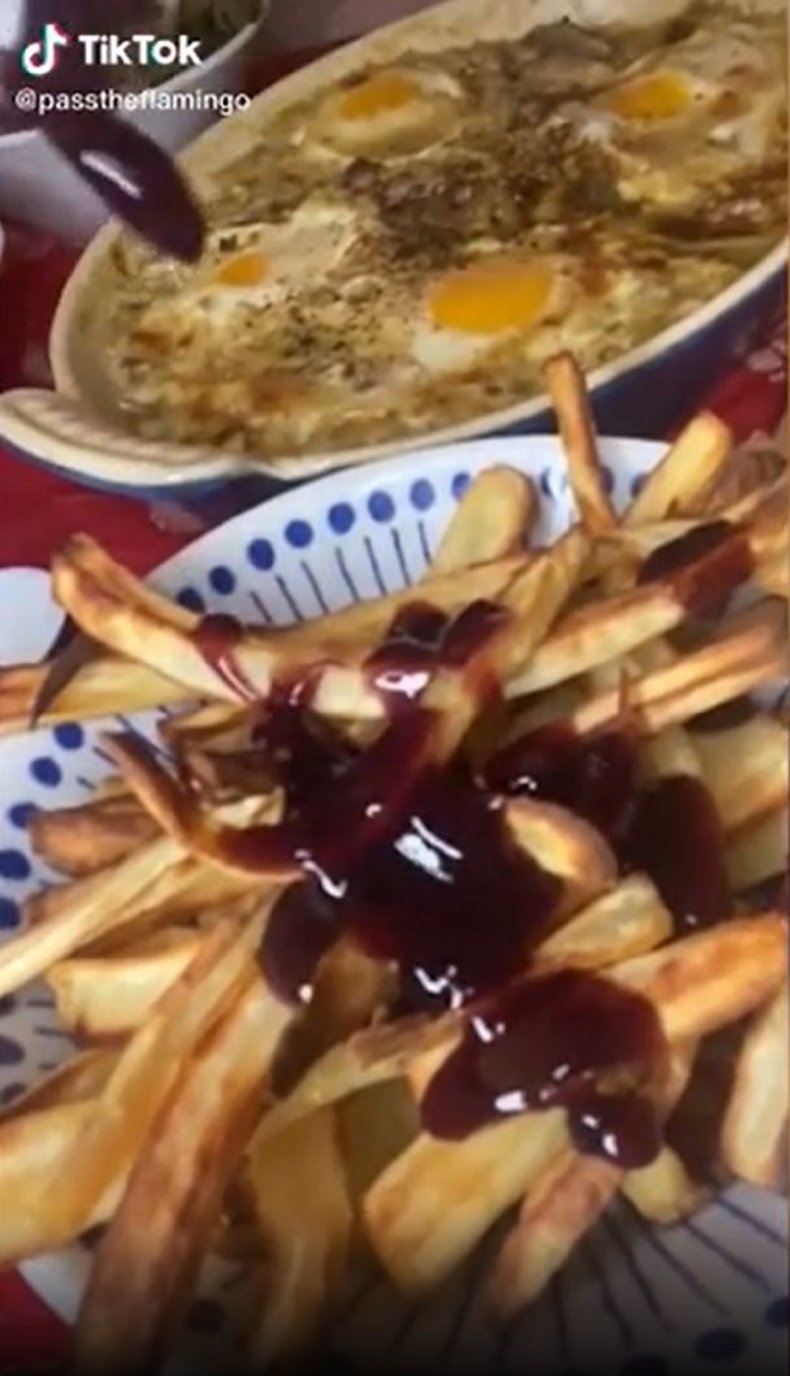 Screengrab from @passtheflamingo's video.