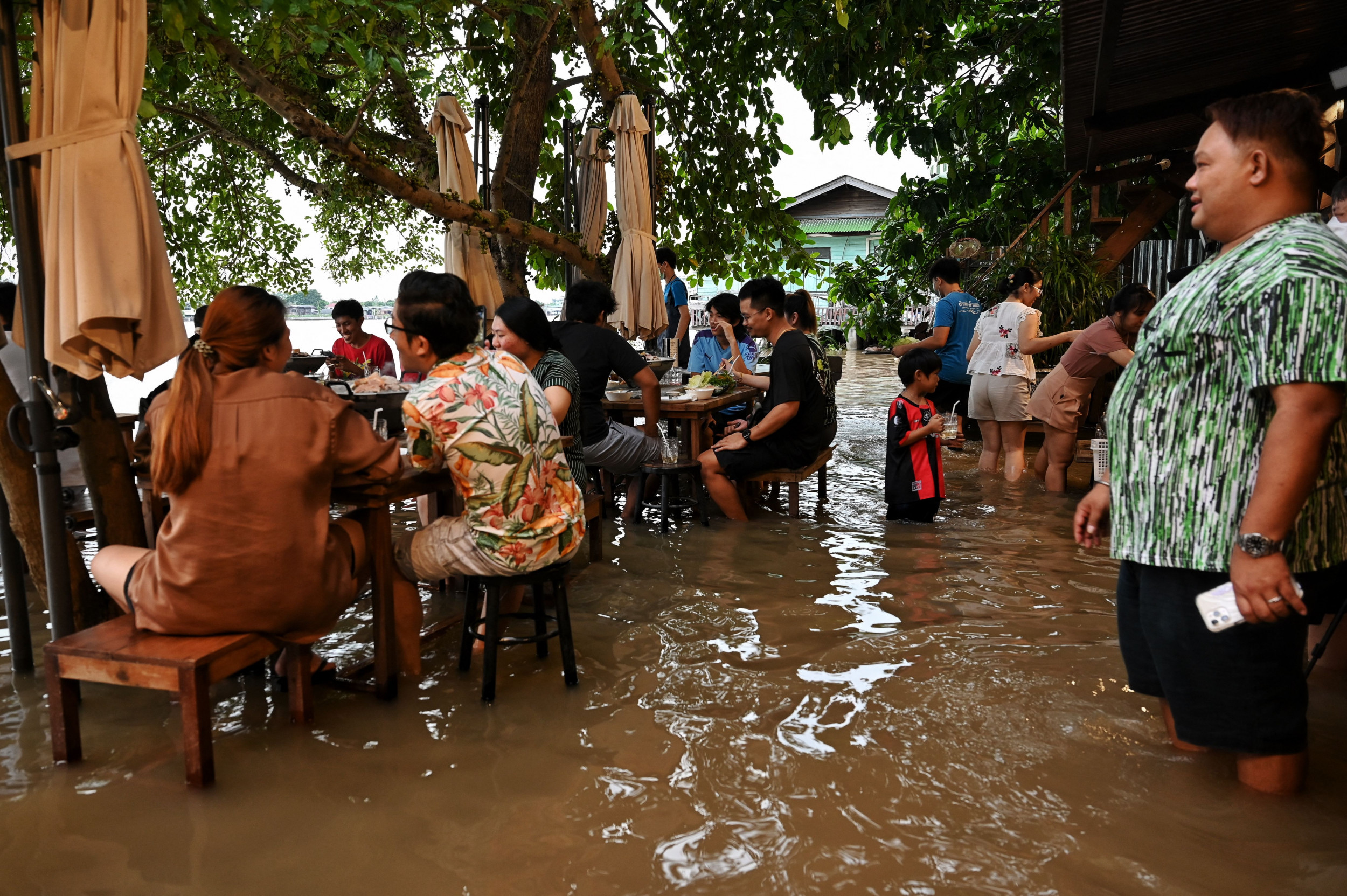 diners-make-reservations-to-eat-in-floodwaters-at-thai-restaurant