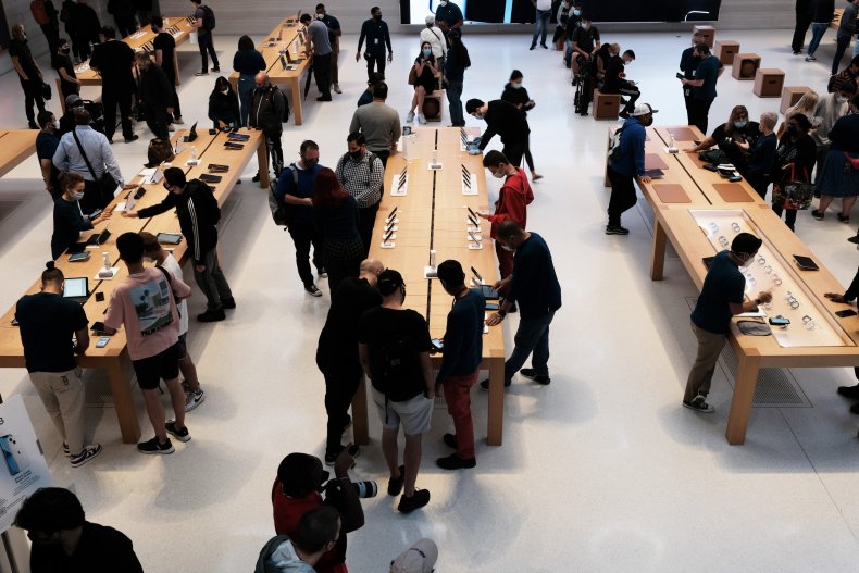 Man Stabs Guard at Apple Store