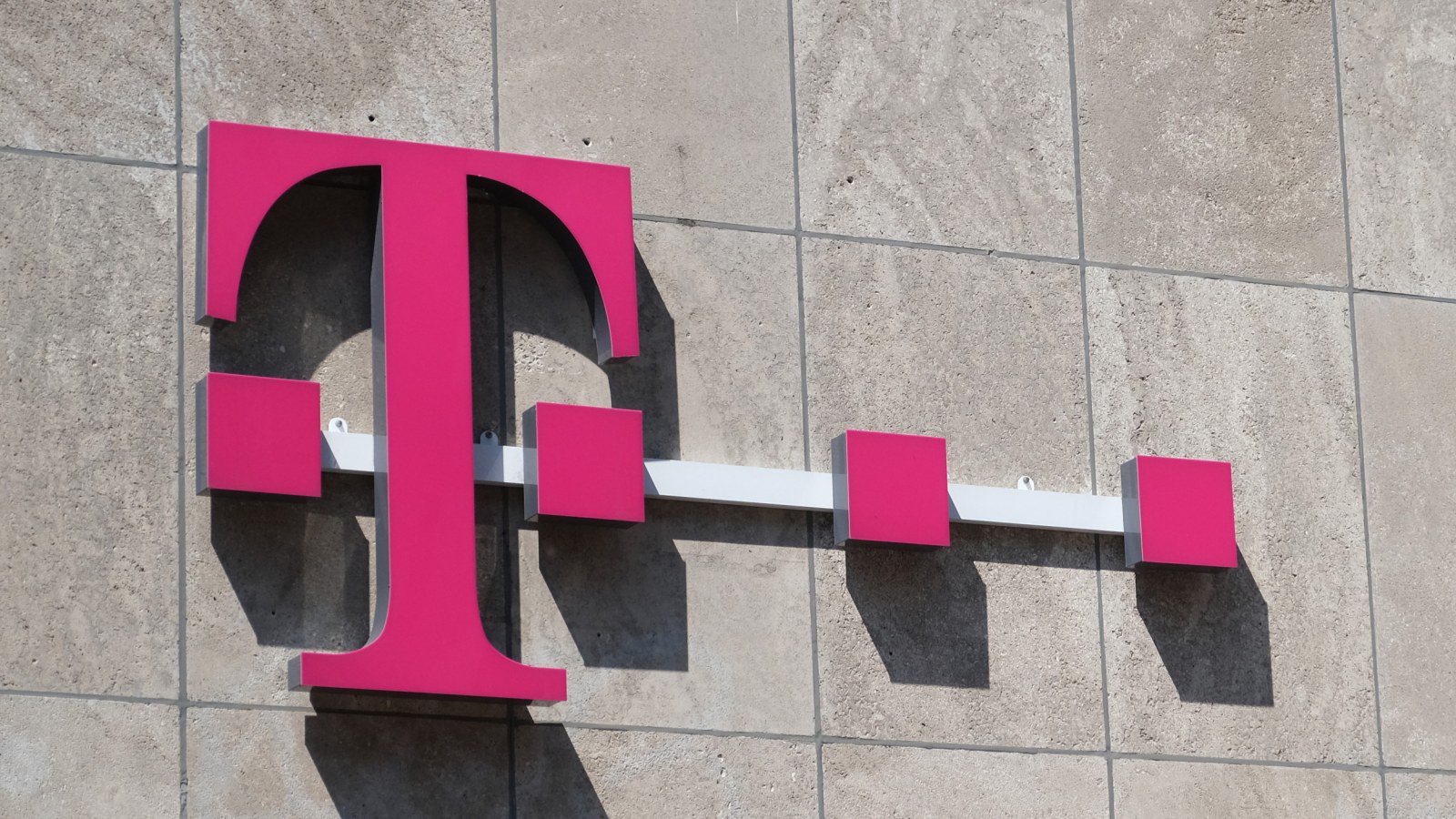 Florida Woman Shoots Former T-Mobile Boss After He 'Ruined Her Life' by Firing Her: Police