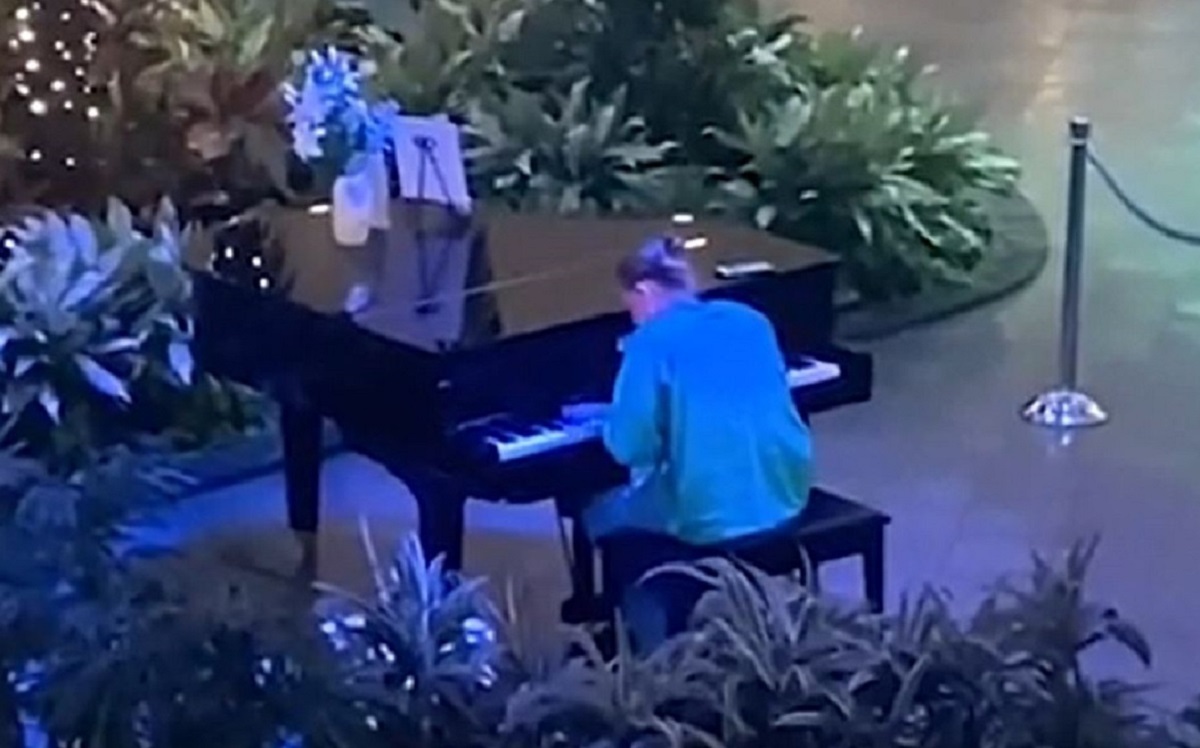 Watch Healthcare Worker s Haunting 3am Piano Concert Reduces