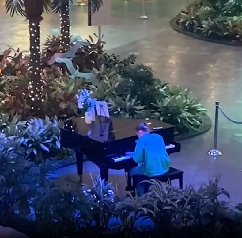 Screengrab from @Dnherby's video.