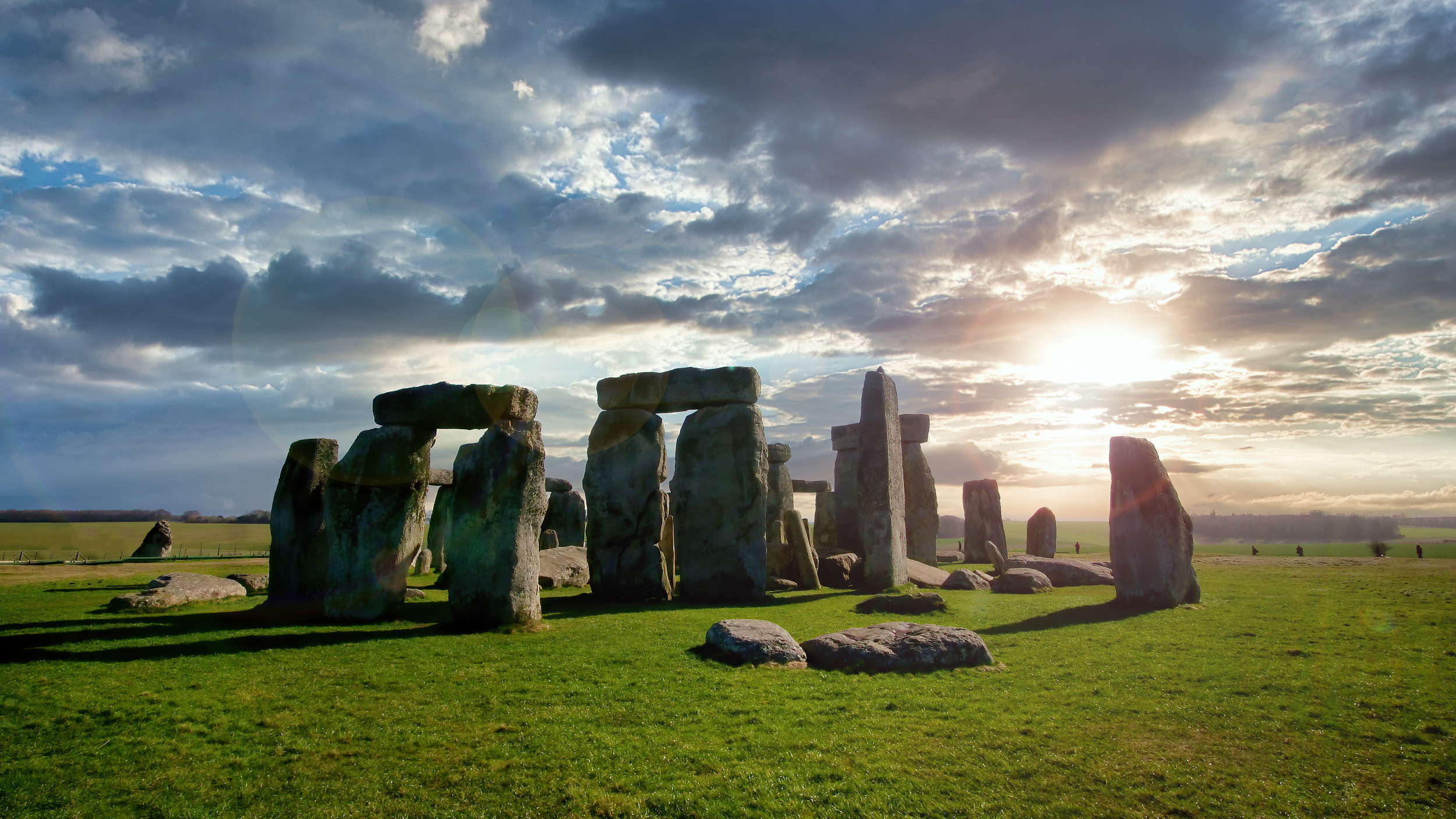 Man Damages Stonehenge While Treasure Hunting, Posts Finds Online ...