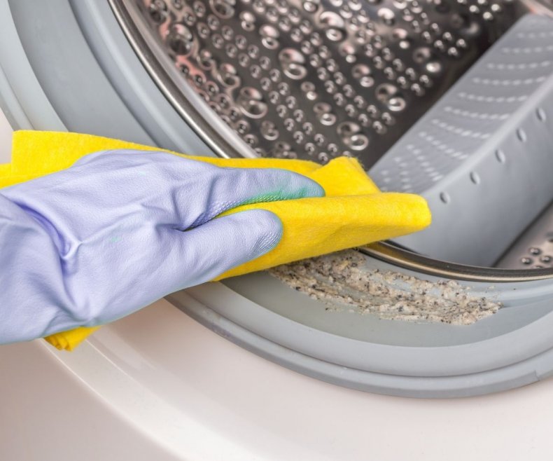 Cleaning a washing machine