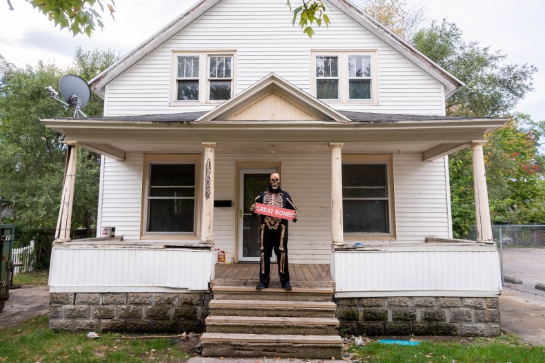 Squelette à l'extérieur de la maison