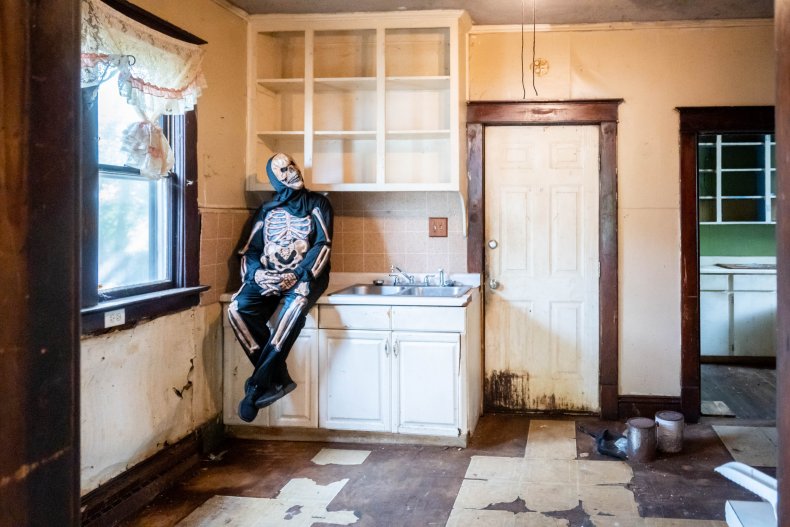 Squelette sur le comptoir de la cuisine