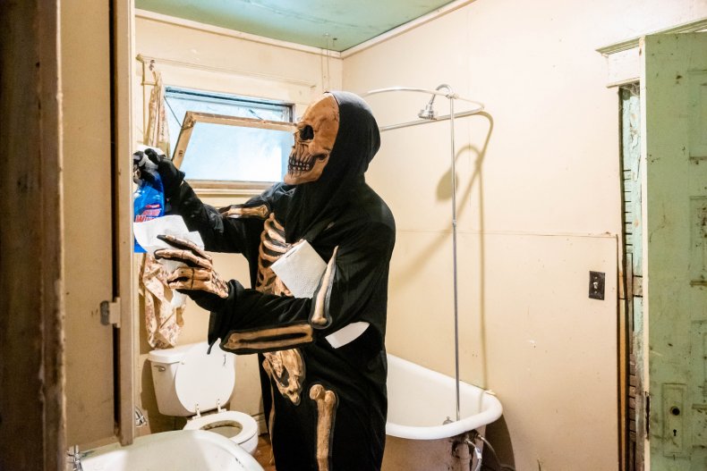 Skeleton cleaning mirror