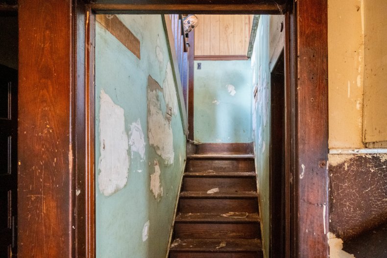 Squelette en haut des escaliers