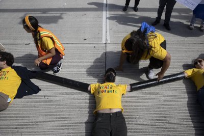 Protesters Link Arms Miami Protesters Link Arms Miami