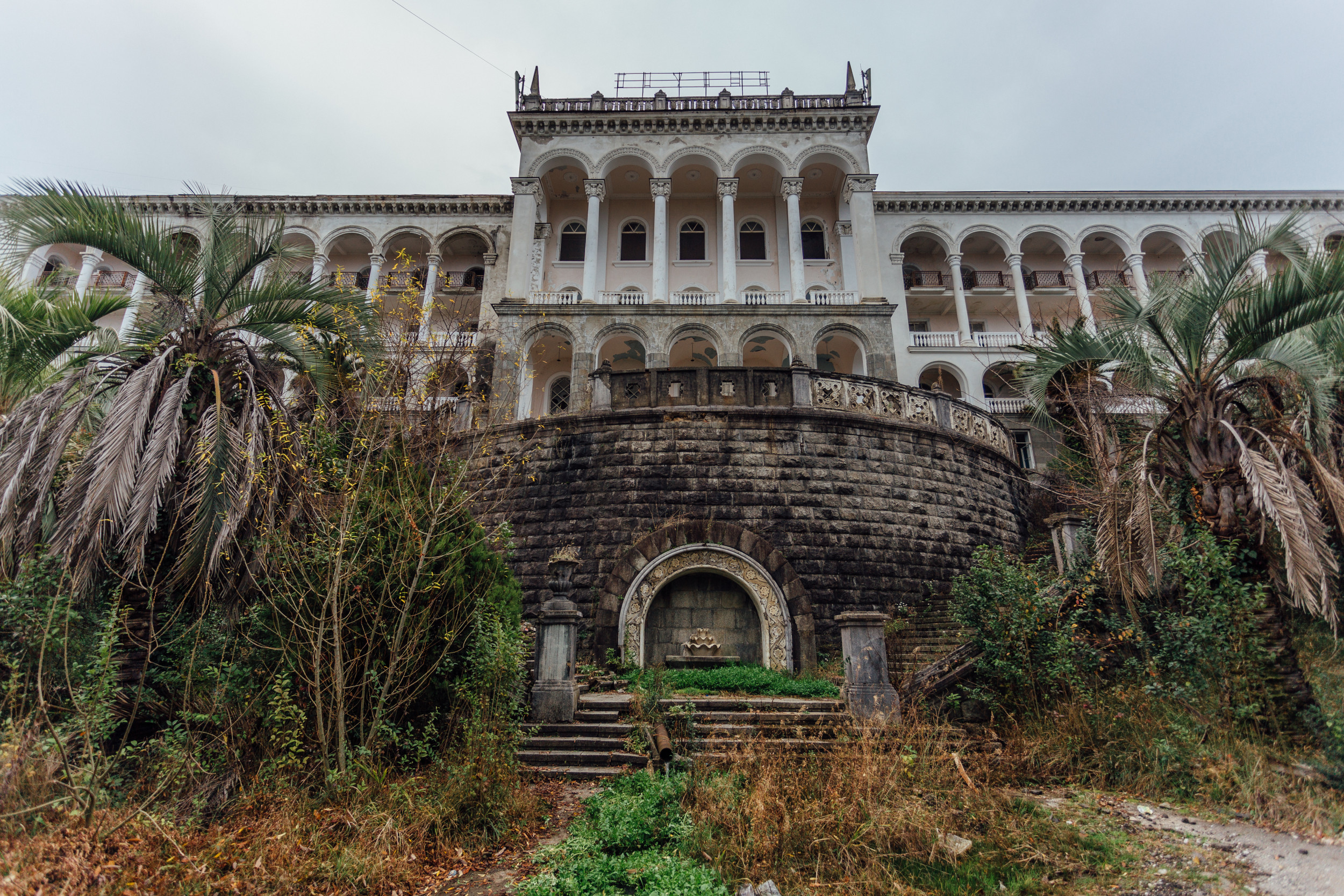 Urban Explorers Find Multi-Million Dollar Mansion From the 1830s 'Rotting Away' - Vimarsana News