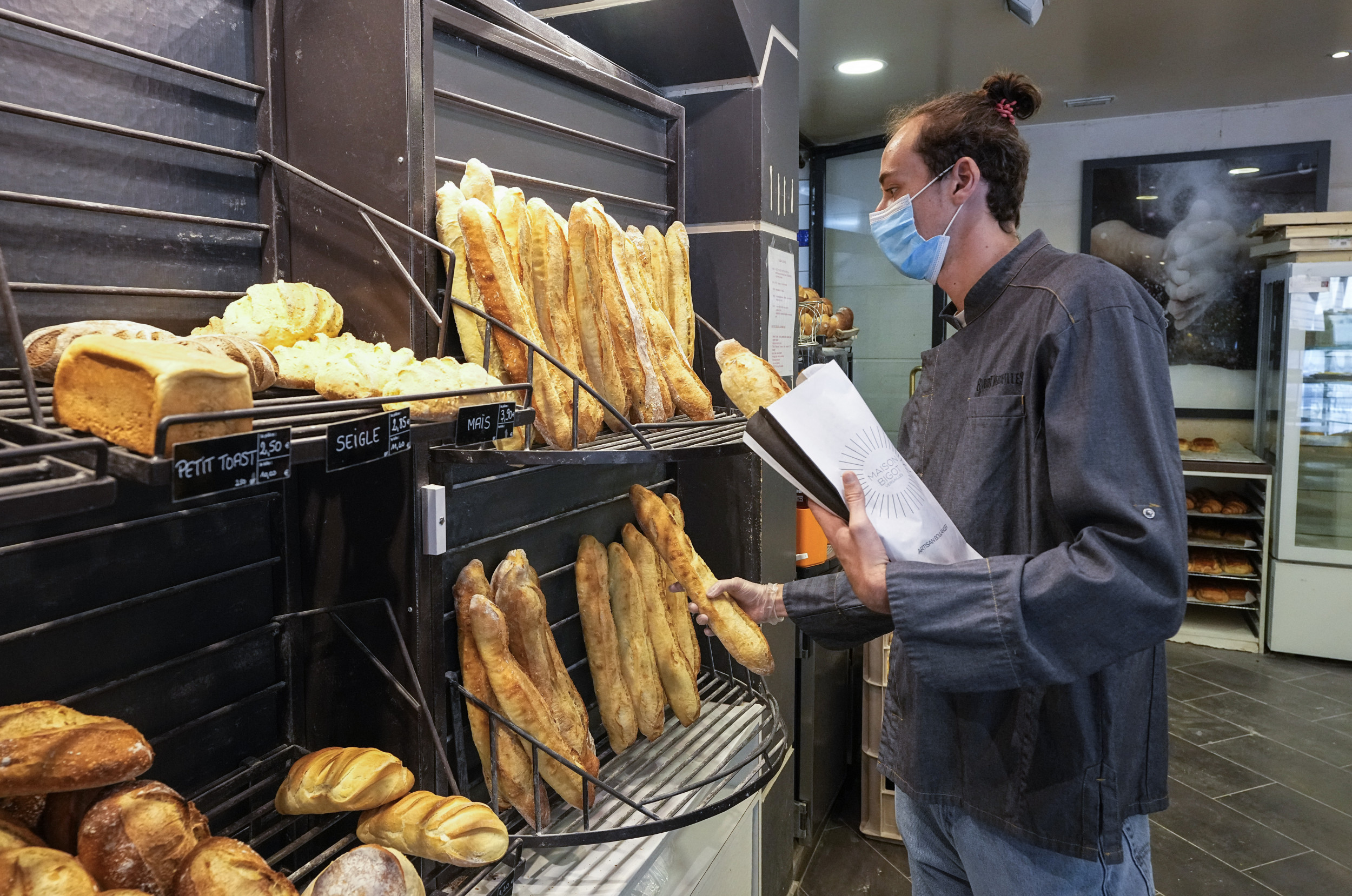 La France consomme 10 milliards de baguettes chaque année, ce qui soulève des inquiétudes sur les prix