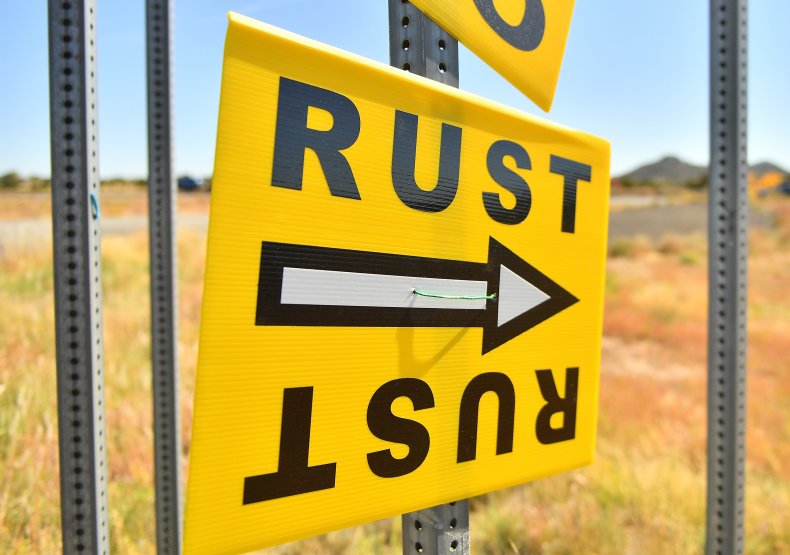A sign directing people to "Rust" set.