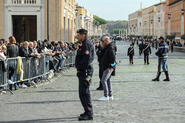 Spectators await Bidens motorcade outside Vatican