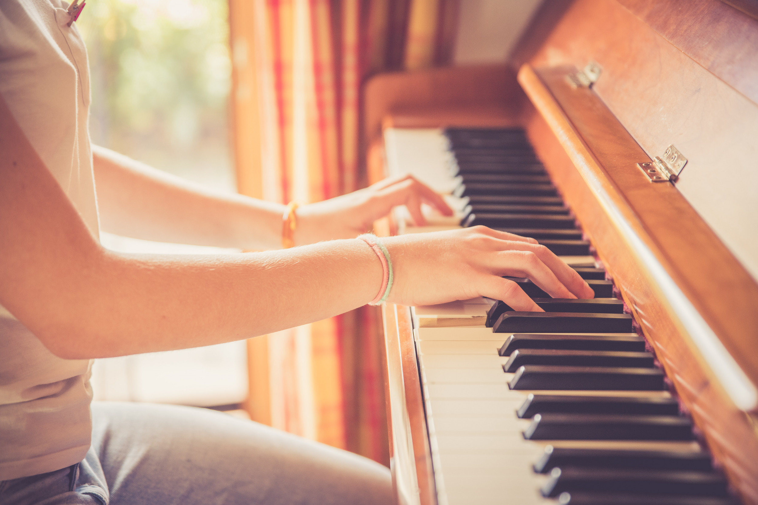 La dona toca el piano per a l'avi, 93 anys, ambLa dona toca el piano per a l'avi, 93 anys, amb  