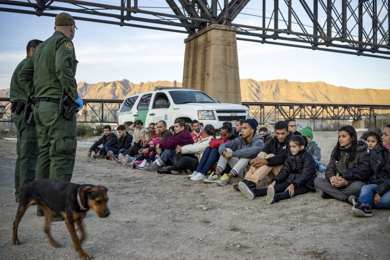 TOPSHOT-politics-border-US-MEXICO-POLITICS-BORDER-MILITIA-IMMIGR