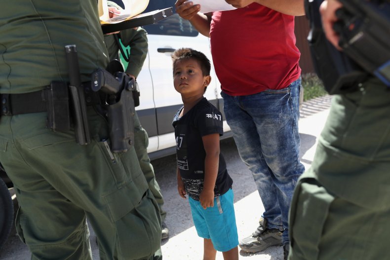 Des agents de patrouille frontalière arrêtent des migrants près des États-Unis et du Mexique 