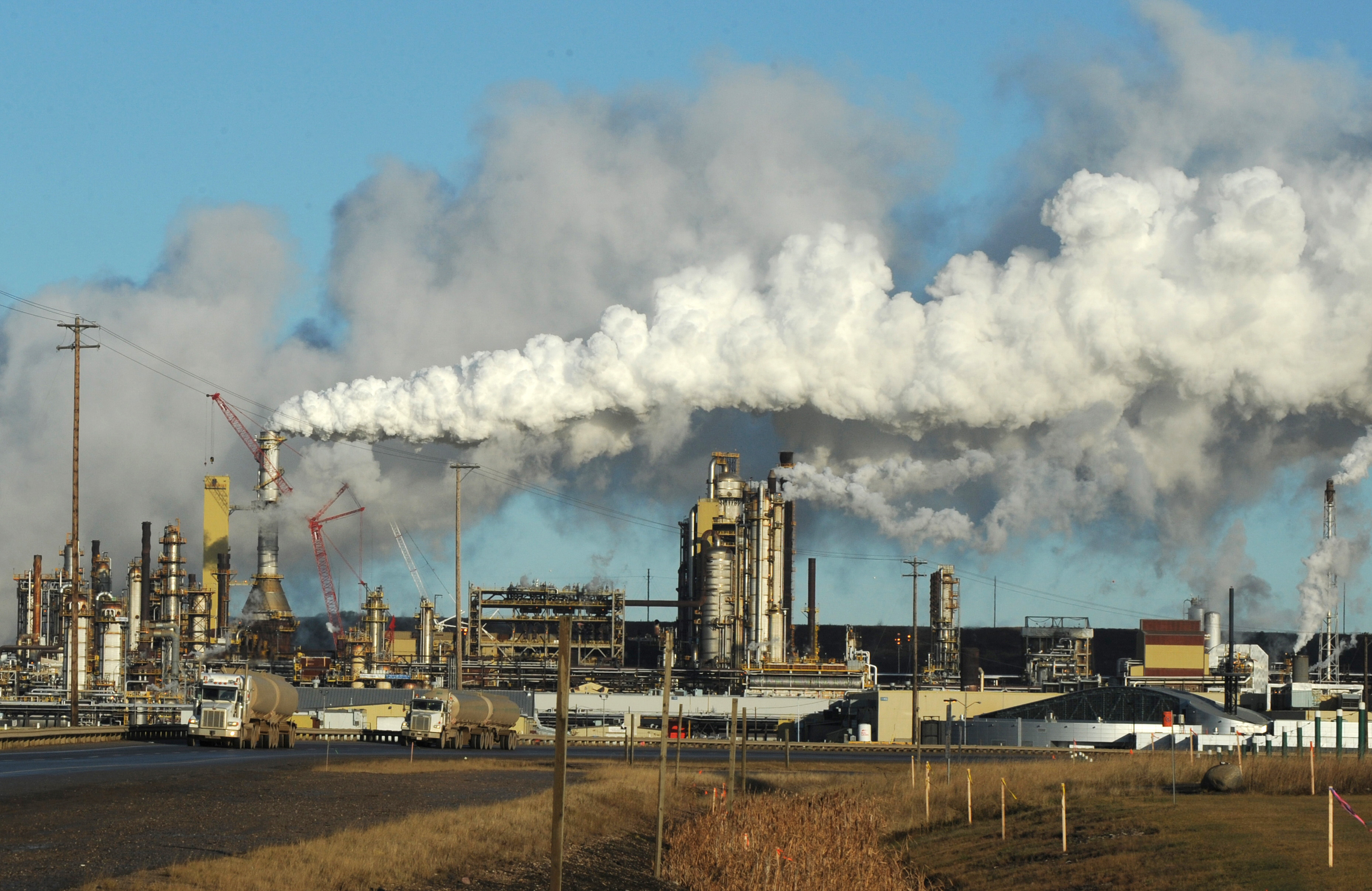 Химическая промышленность загрязняет. Промышленность загрязнение. Загрязнение экологии заводами. Промышленные предприятия загрязнение. Химическая промышленность и экология.