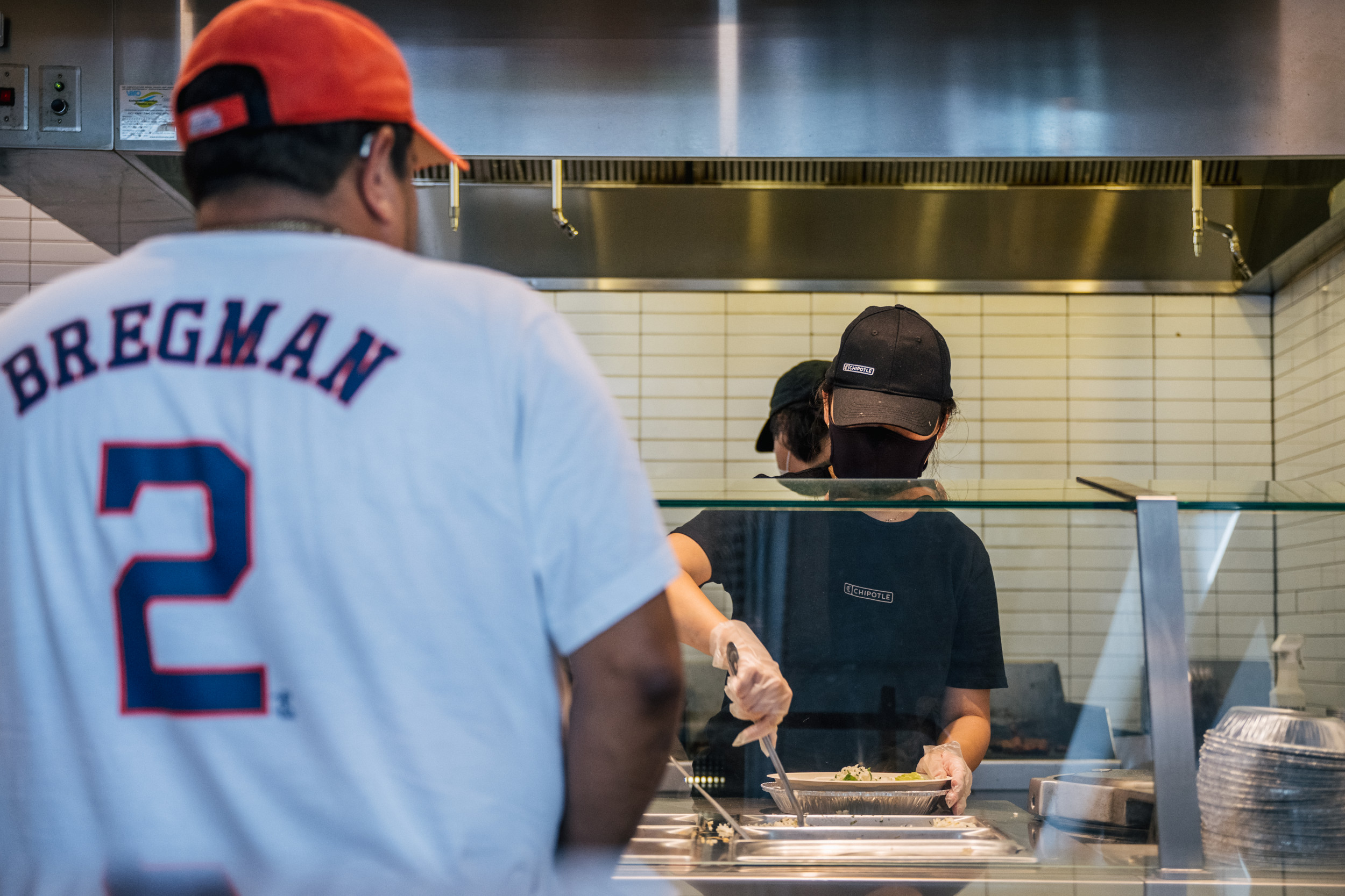 Videos Showing Long Lines Over Chipotle's '$5 Bowl' Offer Spark Debate - Vimarsana News