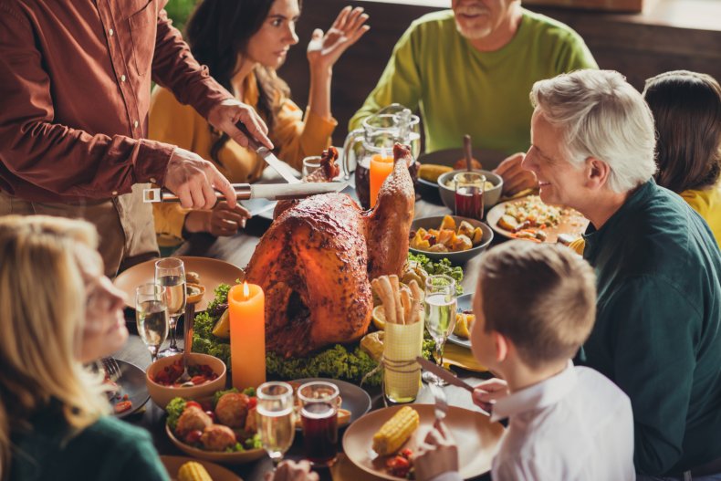 A family enjoys Thanksgiving Dinner togehter