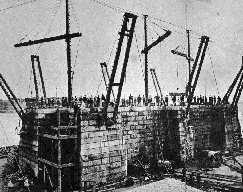 Building of Brooklyn Bridge