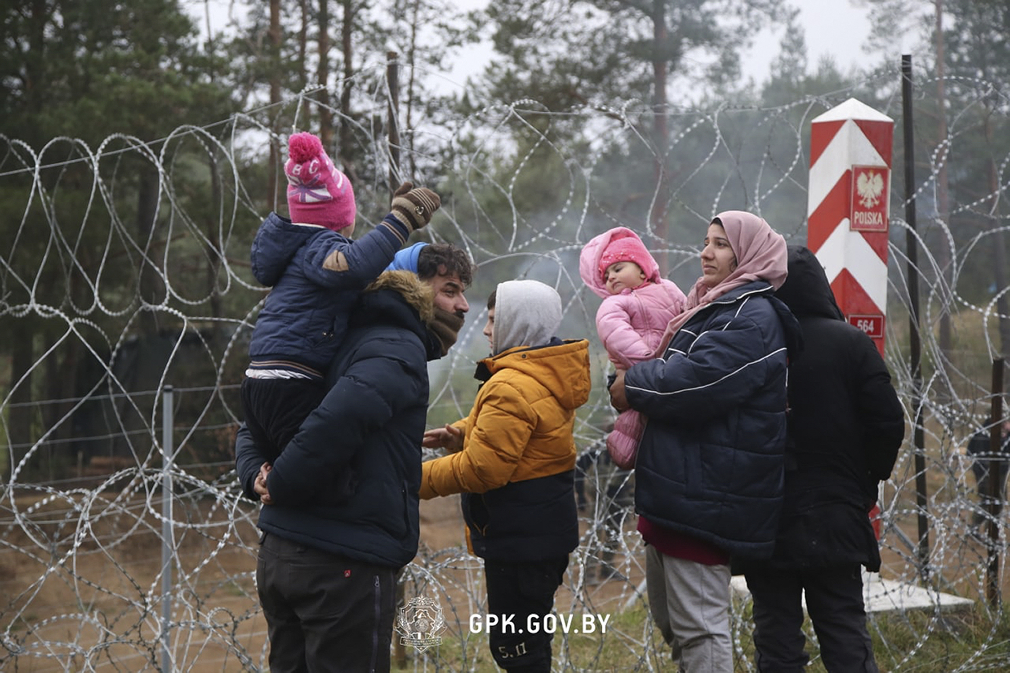 Польша и белоруссия последние новости. Беженцы на белорусско-польской границе. Польская граница с Белоруссией мигранты. Лагерь беженцев.