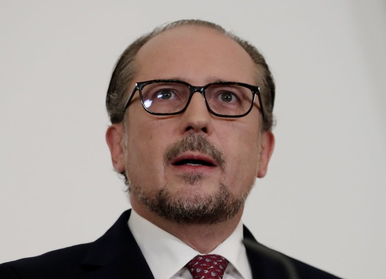 Unvaccinated in Austria Go Under Lockdown, Face $1,660 Fine
Per Violation 1 Alexander Schallenberg